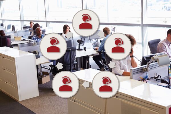 Mehrere Personen in einem Call Center telefonieren.