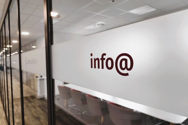 Glaswand mit roter Aufschrift Info.