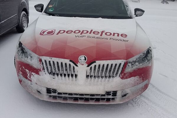 Eingeschneites Auto der peoplefone.