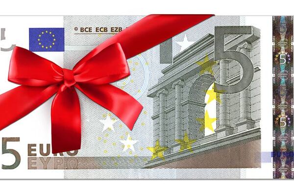 5-Euro-Schein mit roter Geschenkschleife.