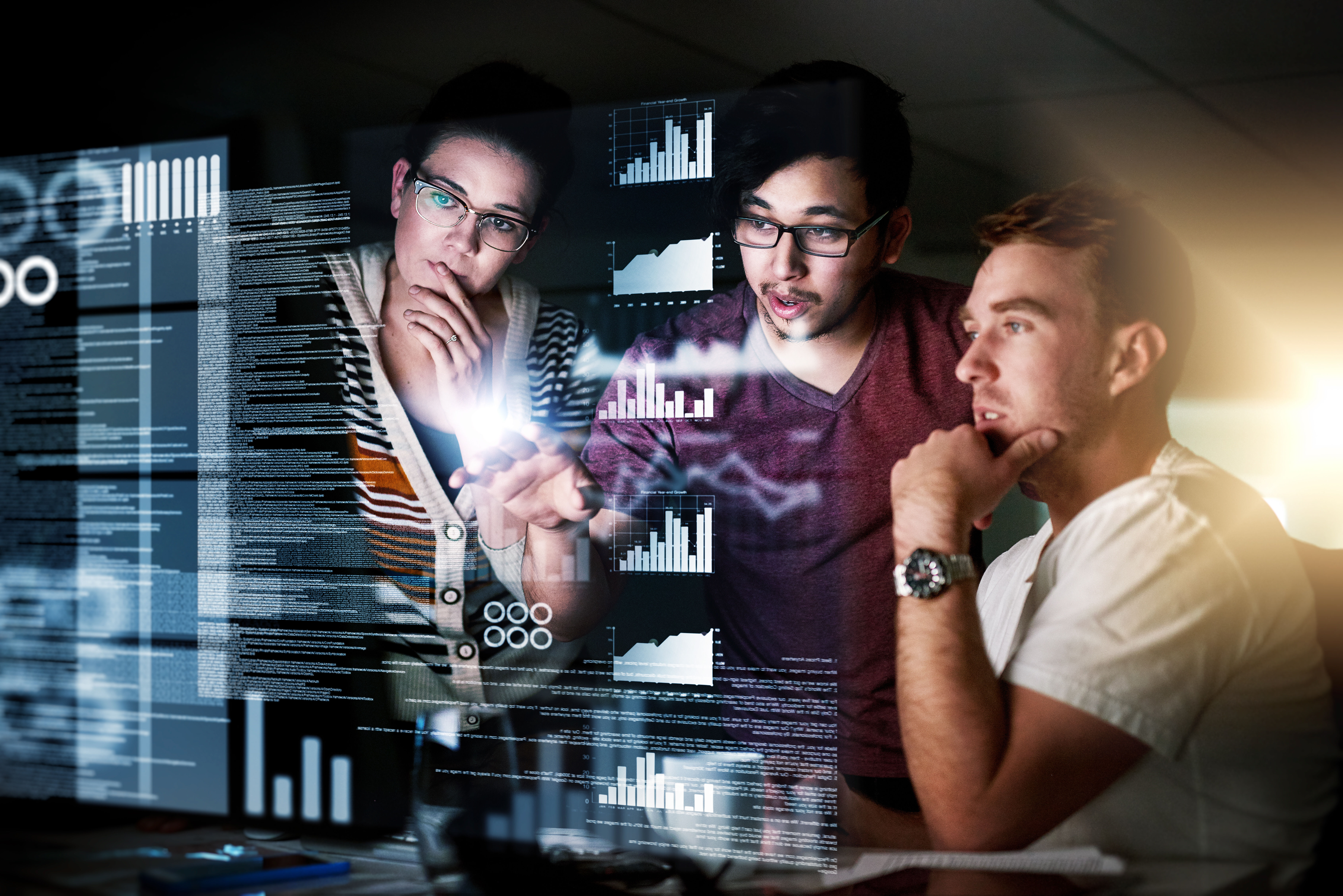 Drei Personen schauen auf einen virtuellen Bildschirm mit Analysen.