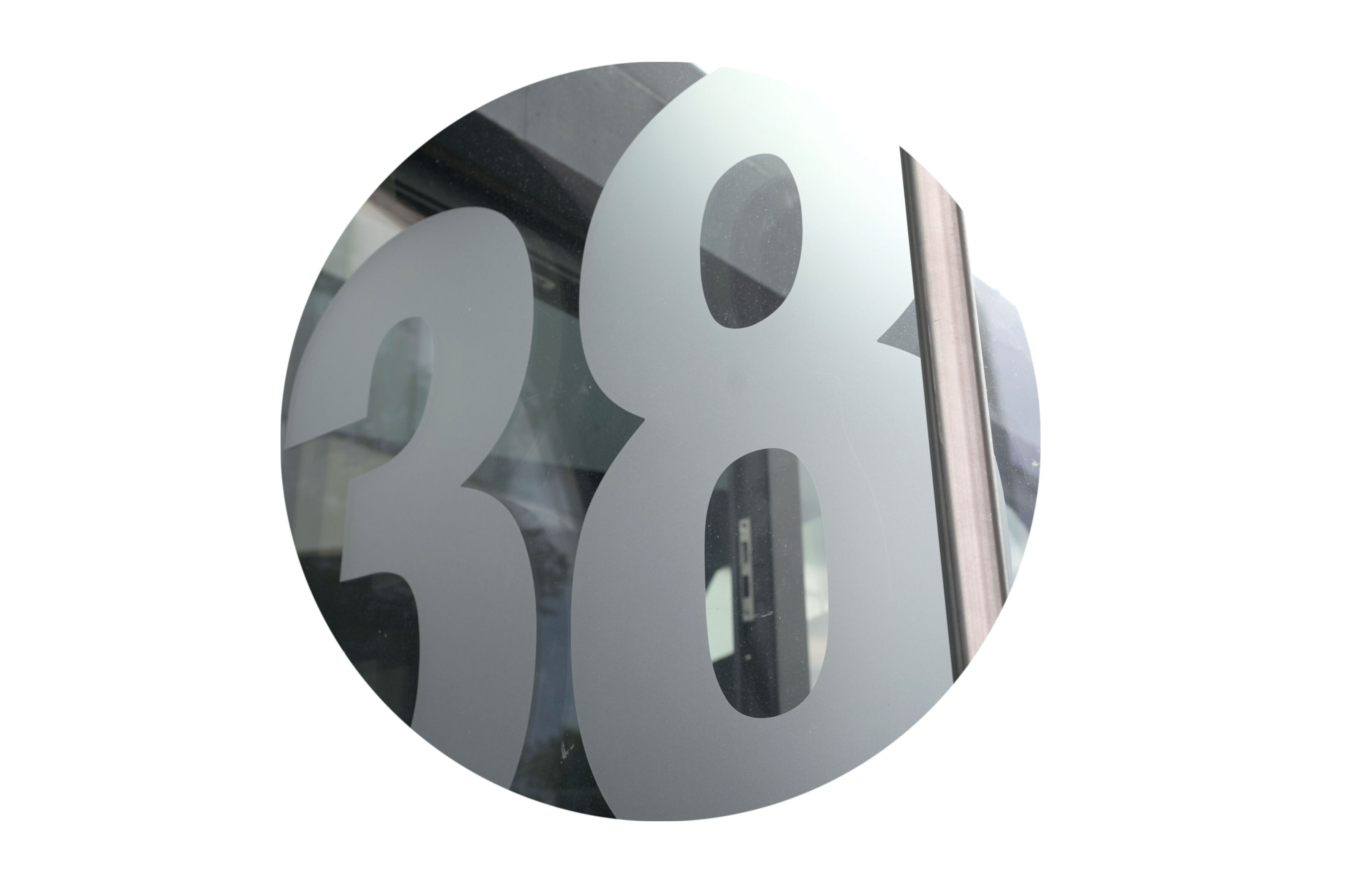 Geöffnete Glastür mit großem Aufkleber der Hausnummer 38.